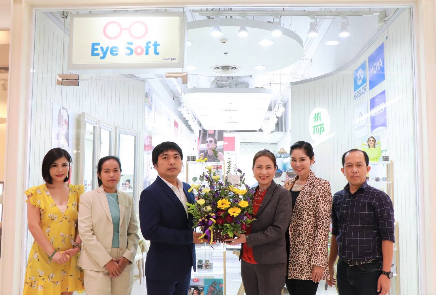 ผู้บริหารพาราไดซ์ พาร์ค แสดงความยินดี Eye Soft ร้านแว่นคุณภาพ เปิดสาขาใหม่