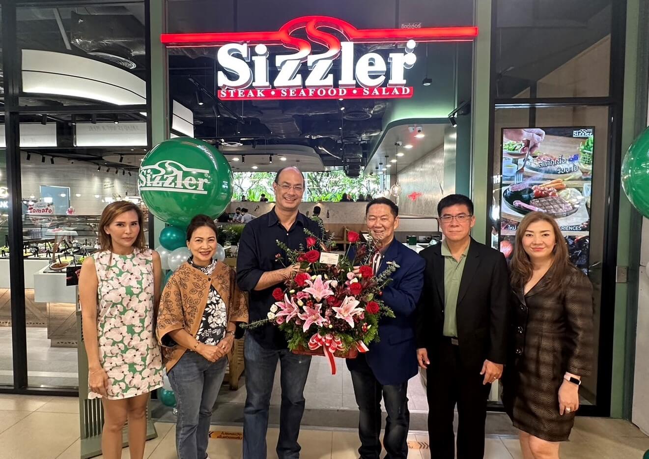 ผู้บริหารเอ็ม บี เค ร่วมยินดี ซิซซ์เล่อร์ (Sizzler) โฉมใหม่ ชั้น G ที่พาราไดซ์ พาร์ค