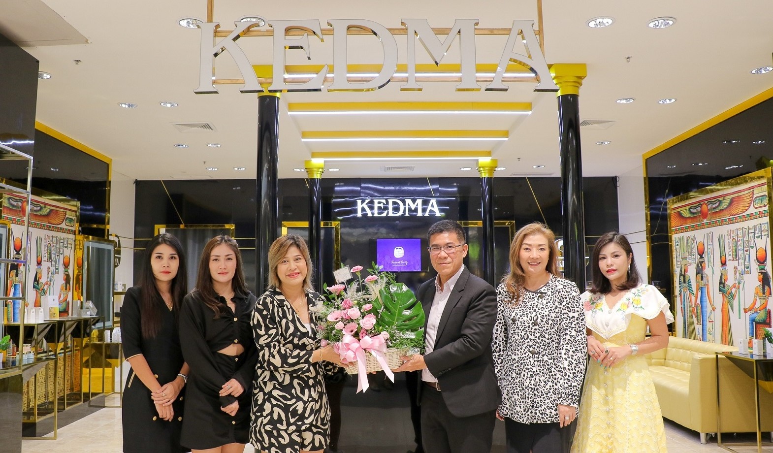 ผู้บริหารเอ็ม บี เค แสดงความยินดีร้าน KEDMA โฉมใหม่ที่ศูนย์การค้าพาราไดซ์ พาร์ค