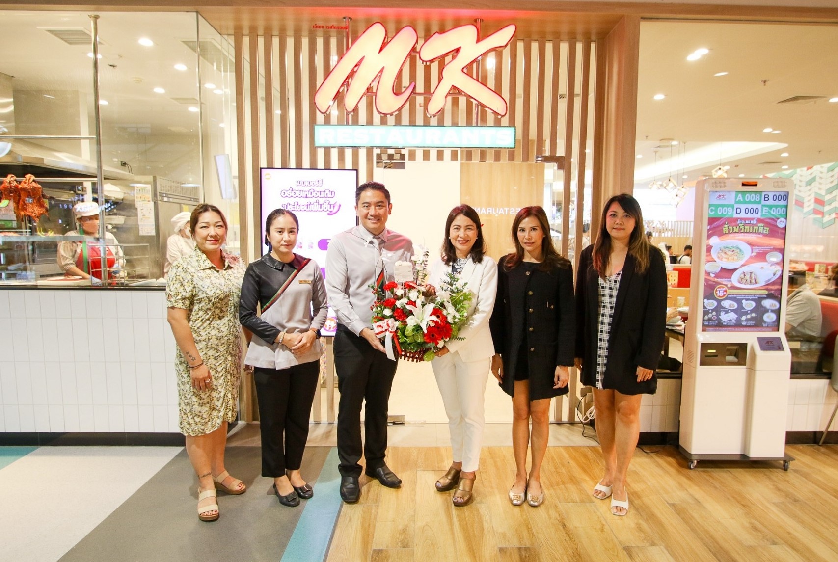 ผู้บริหารพาราไดซ์ พาร์ค ร่วมยินดี MK Restaurants โฉมใหม่พร้อมเปิดให้บริการแล้ว